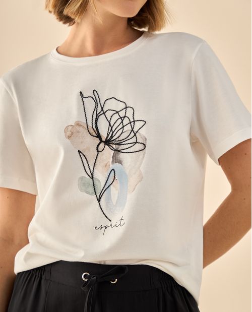 Camiseta con Bordado Artístico