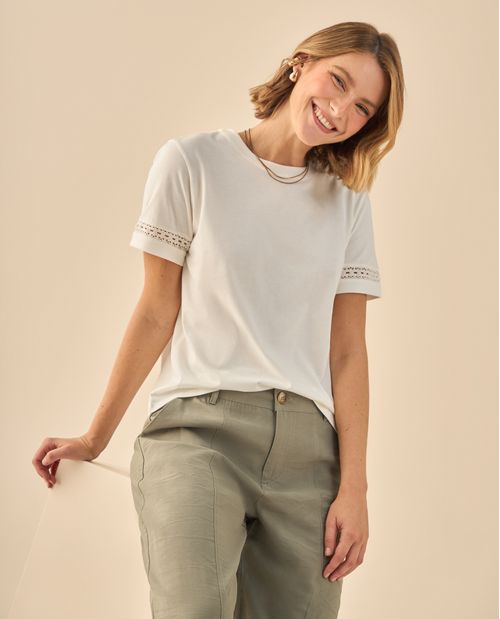 Camiseta con Bordados Decorativos