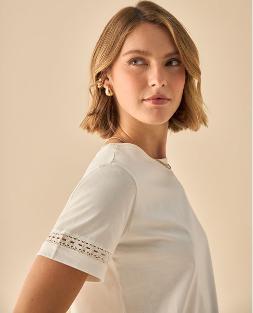 Camiseta con Bordados Decorativos