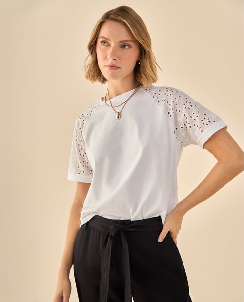 Camiseta con Detalles Perforados