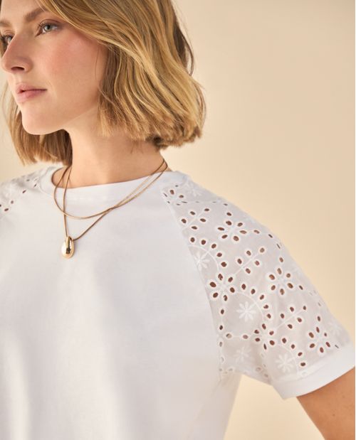 Camiseta con Detalles Perforados