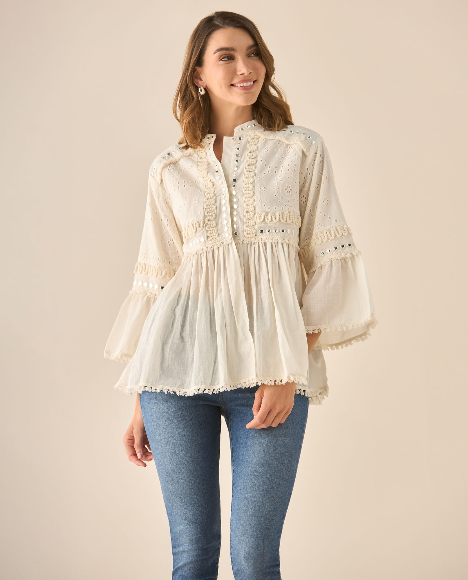 Camisa con apliques de piedras, bordados y desagujados para mujer