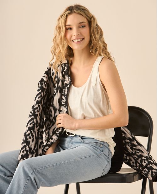 Camiseta manga sisa con detalles desagujados en posterior para mujer