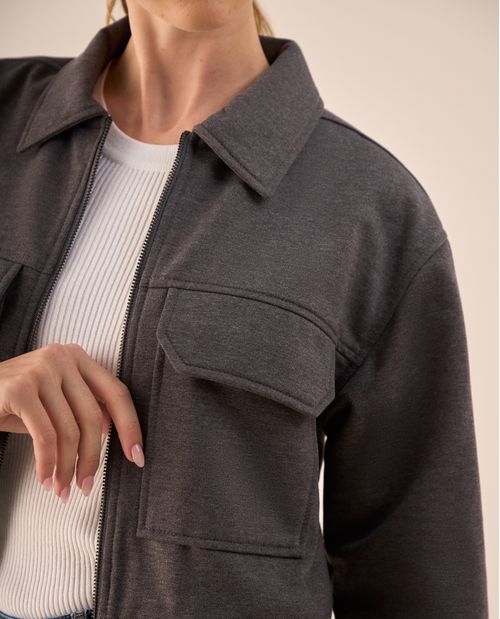 Chaqueta Negra con Cremallera y Bolsillos