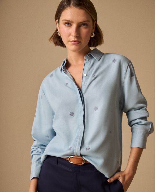 Camisa Azul con Estampado Floral Morado