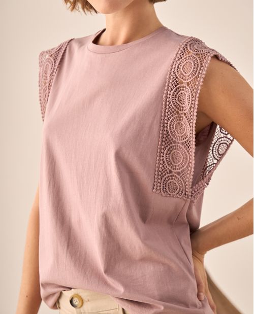 Camiseta con Encaje Decorativo
