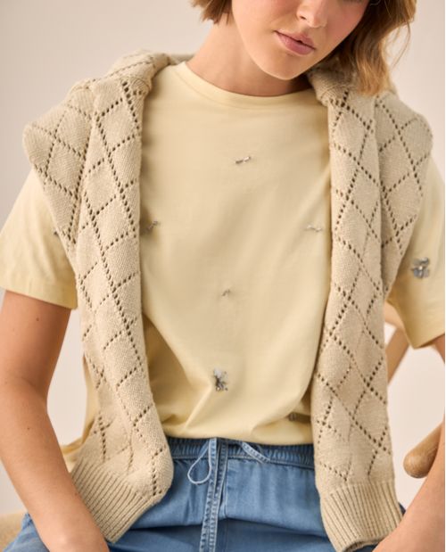 Camiseta con Flores Bordadas y Perlas