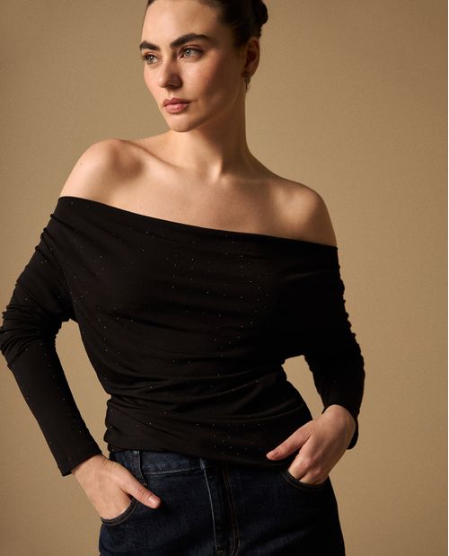Camiseta Negra Off-Shoulder con Micro Brillos