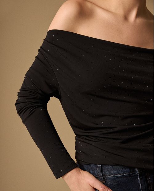 Camiseta Negra Off-Shoulder con Micro Brillos