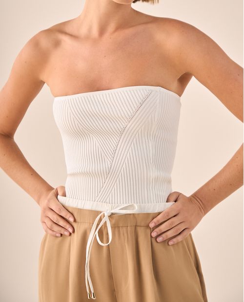 Top Strapless Acanalado con Detalle Diagonal