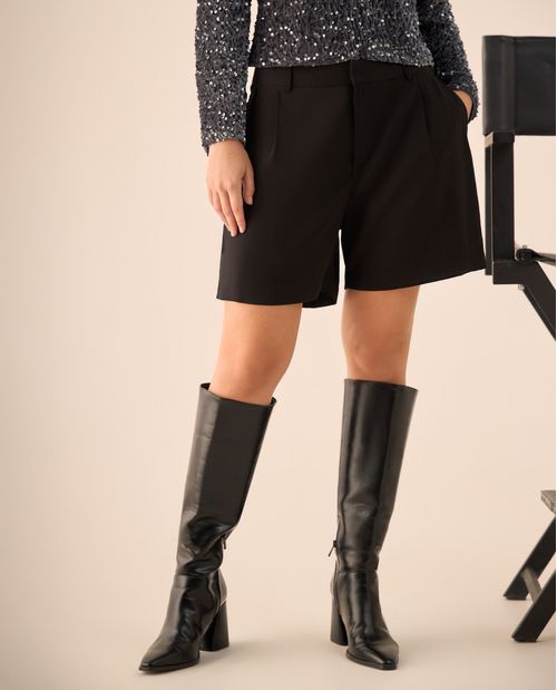 Bermuda Negra Tiro Alto con Pliegues Frontales