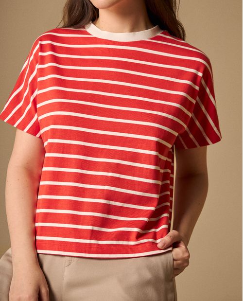 Camiseta Rayas Rojo Cerezo con Cuello Blanco