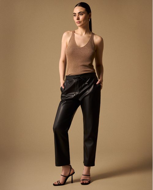 Pantalón Negro con Acabado Brillante y Cordón