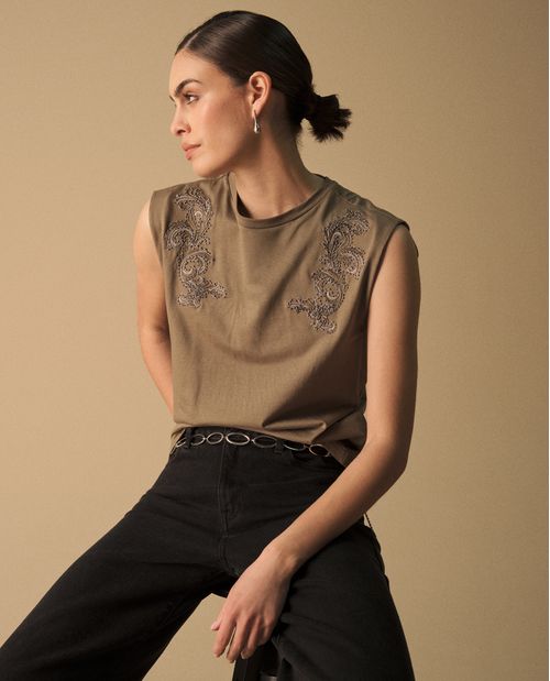 Camiseta con Bordados Paisley