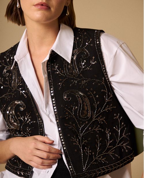 Chaleco Negro con Bordados Paisley Dorados