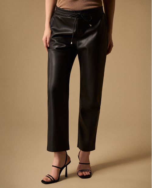 Pantalón Negro con Acabado Brillante y Cordón