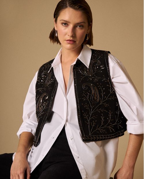 Chaleco Negro con Bordados Paisley Dorados