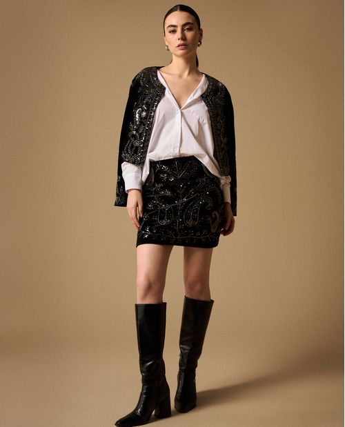 Falda Mini Negra con Bordados Dorados