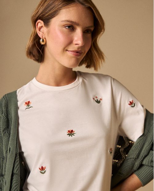 Camiseta Blanca con Bordados Florales