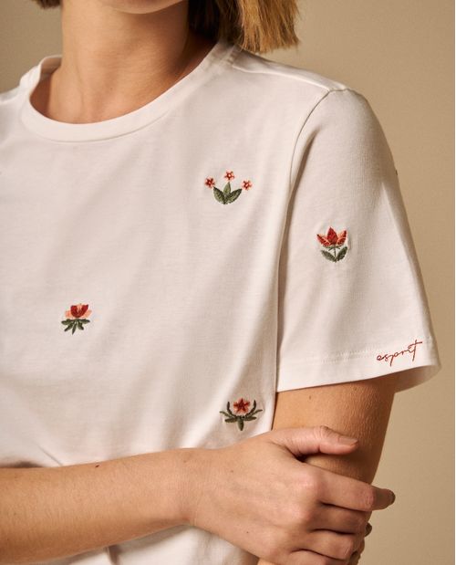 Camiseta Blanca con Bordados Florales