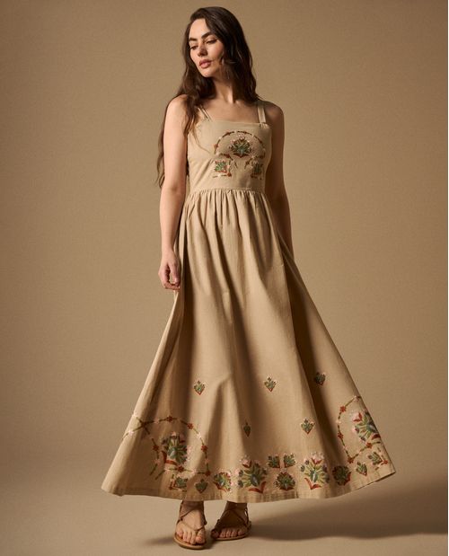 Vestido Largo con Bordados Florales Artesanales