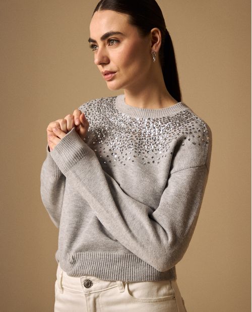 Suéter Gris con Aplicaciones de Pedrería