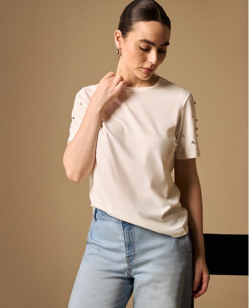 Camiseta Blanca con Tachuelas Metálicas
