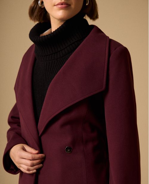 Abrigo Morado Vino con Cinturón Ajustable
