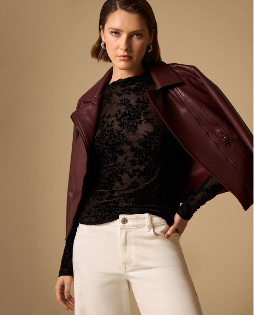 Camiseta Negro con Estampado Floral en Relieve