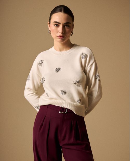 Suéter Crudo con Bordados Florales Metálicos