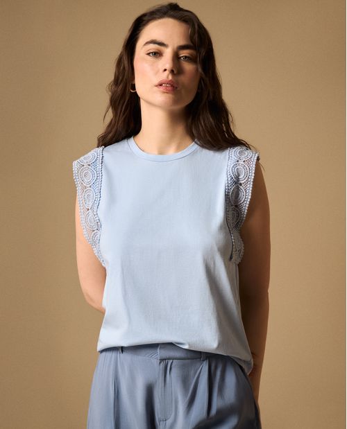 Camiseta con Detalles de Encaje