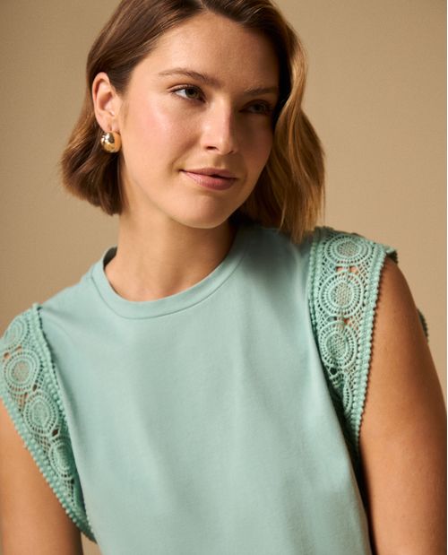 Camiseta con Detalles de Encaje