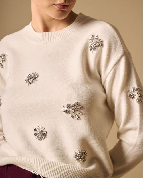 Suéter Crudo con Bordados Florales Metálicos