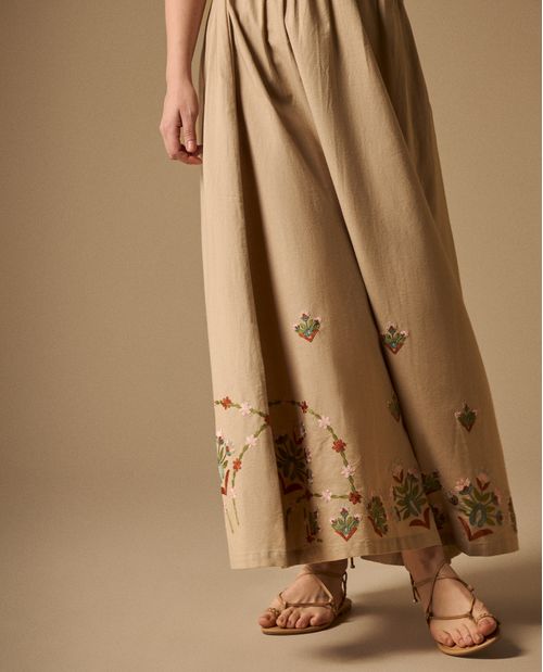 Vestido Largo con Bordados Florales Artesanales