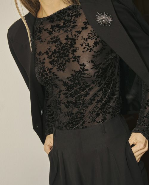 Camiseta Negro con Estampado Floral en Relieve