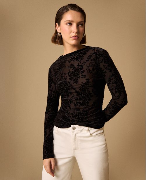 Camiseta Negro con Estampado Floral en Relieve