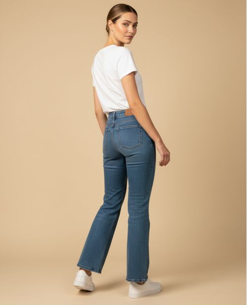 Jean boot cut con corte acampanado para mujer