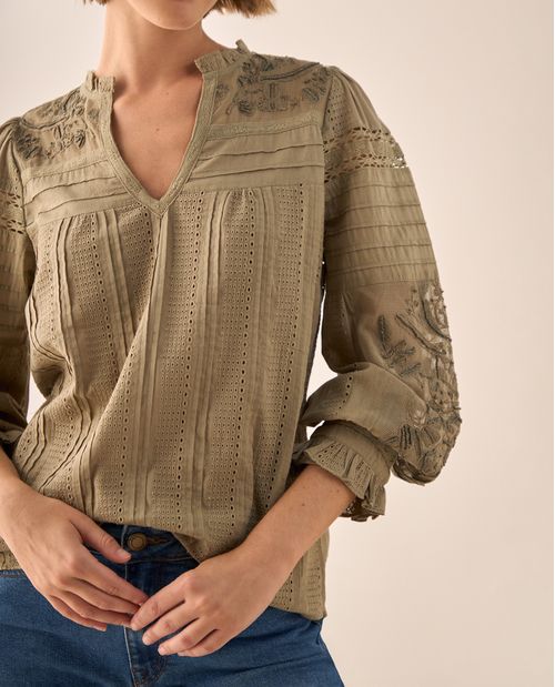 Camisa Verde con Bordados Florales