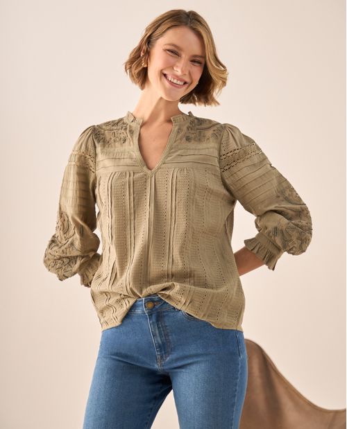 Camisa Verde con Bordados Florales