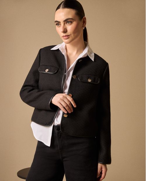Blazer Negro con Textura Bouclé y Botones Dorados