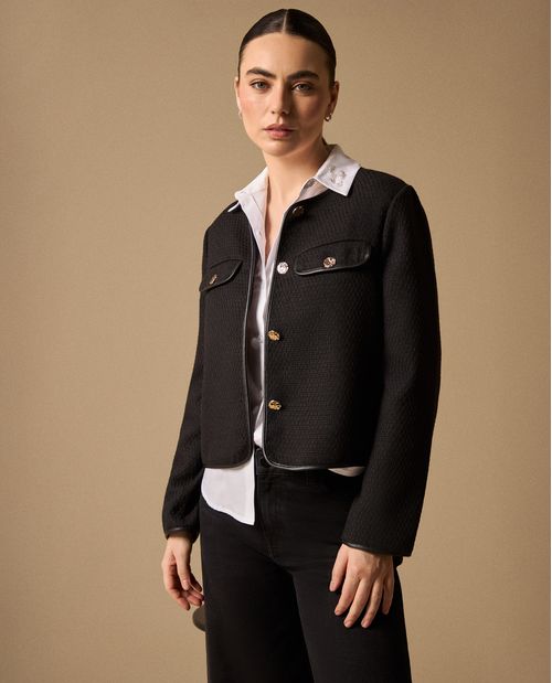 Blazer Negro con Textura Bouclé y Botones Dorados