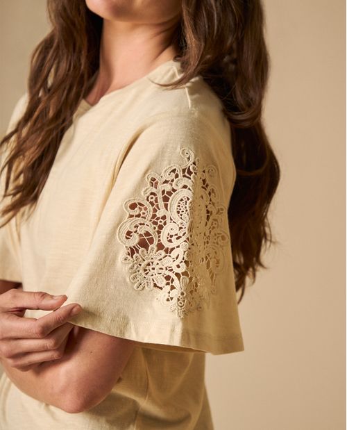 Camiseta oversize con detalles de encaje en mangas para mujer