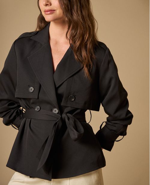 Chaqueta tipo trench corta con doble botonadura para mujer