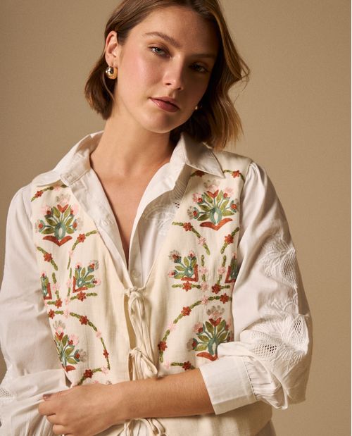 Chaleco Bordado con Motivos Florales