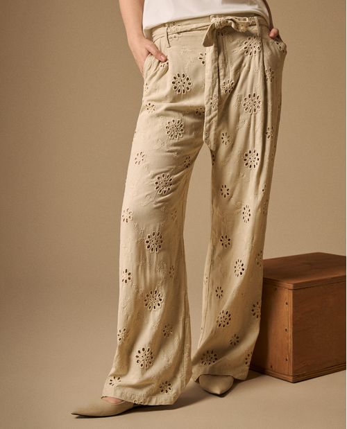 Pantalón Wide Leg con Bordados Eyelet