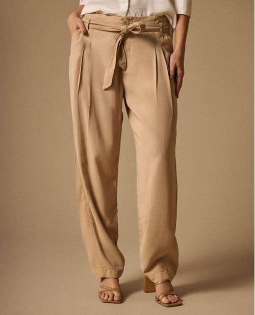 Pantalón Beige Tiro Alto con Cinturón