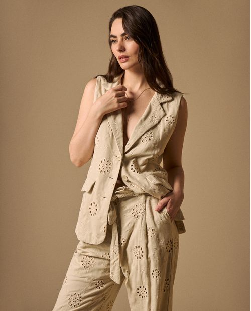 Chaleco Bordado Eyelet con Detalles Florales