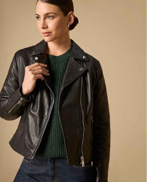 Chaqueta estilo biker con cremalleras y detalles metálicos para mujer