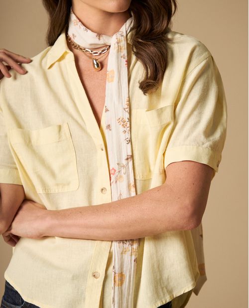 Camisa manga corta con bolsillos frontales para mujer