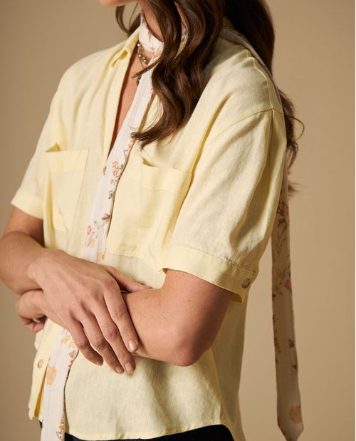 Camisa manga corta con bolsillos frontales para mujer